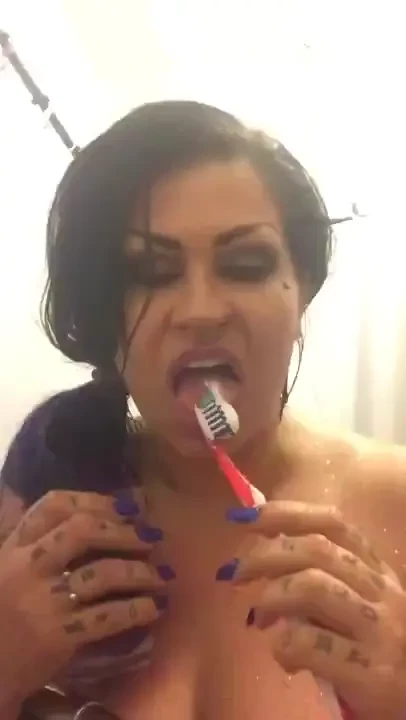 Sexy toothbrushing 