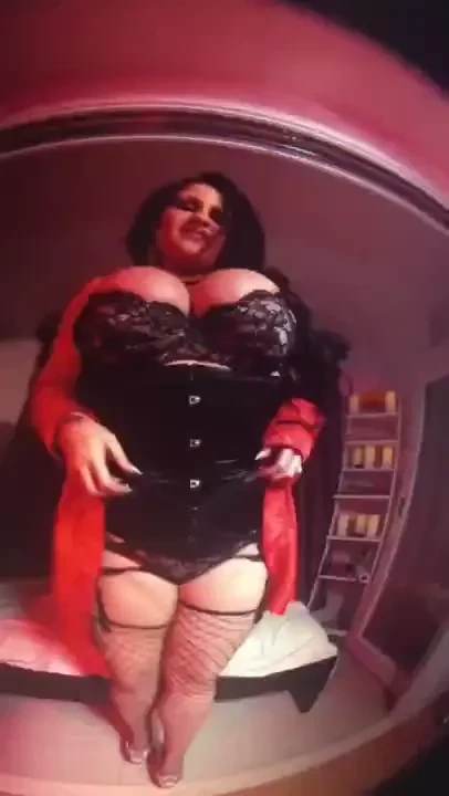 Lesson 2 use clothing and props to reveal the goods creatively 