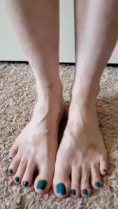 Whip it out and cum on my toes ty