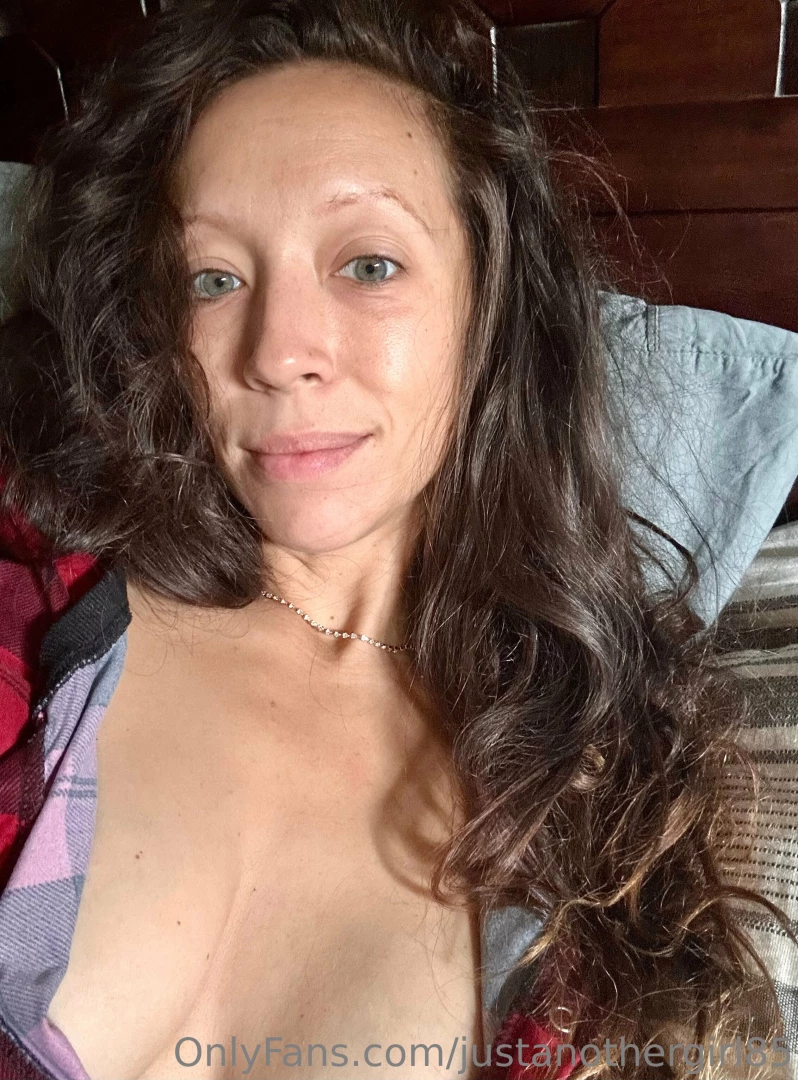 No makeup no filters no falsies no lip plumper no push-up no tan 