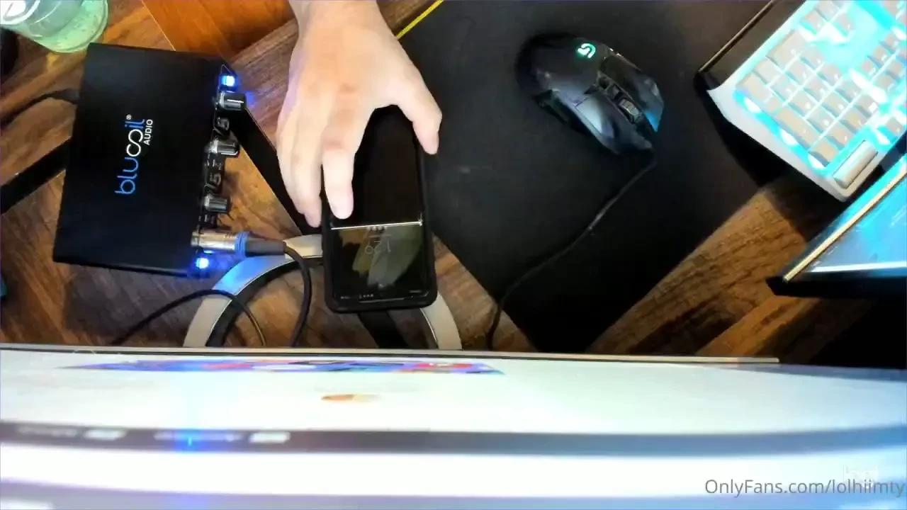 Well my phone fell off my desk and now doesnt work awesome i hope i 