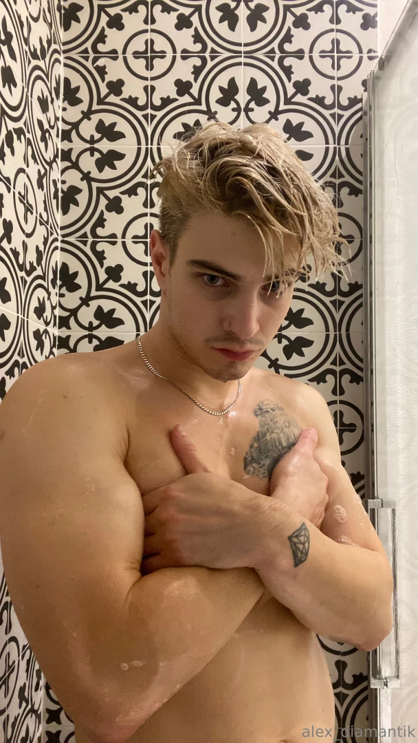 Steaming up your screen just me the water and nothing to hide ready to 