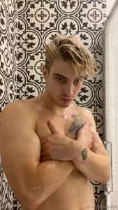 Steaming up your screen just me the water and nothing to hide ready to