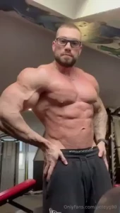 Some post workout flexing and posing looking at doing growth hormone part 1
