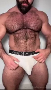 You wana some hairy pecs and muscle cock