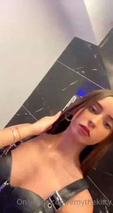 Focus honey eyes on me and hand on 