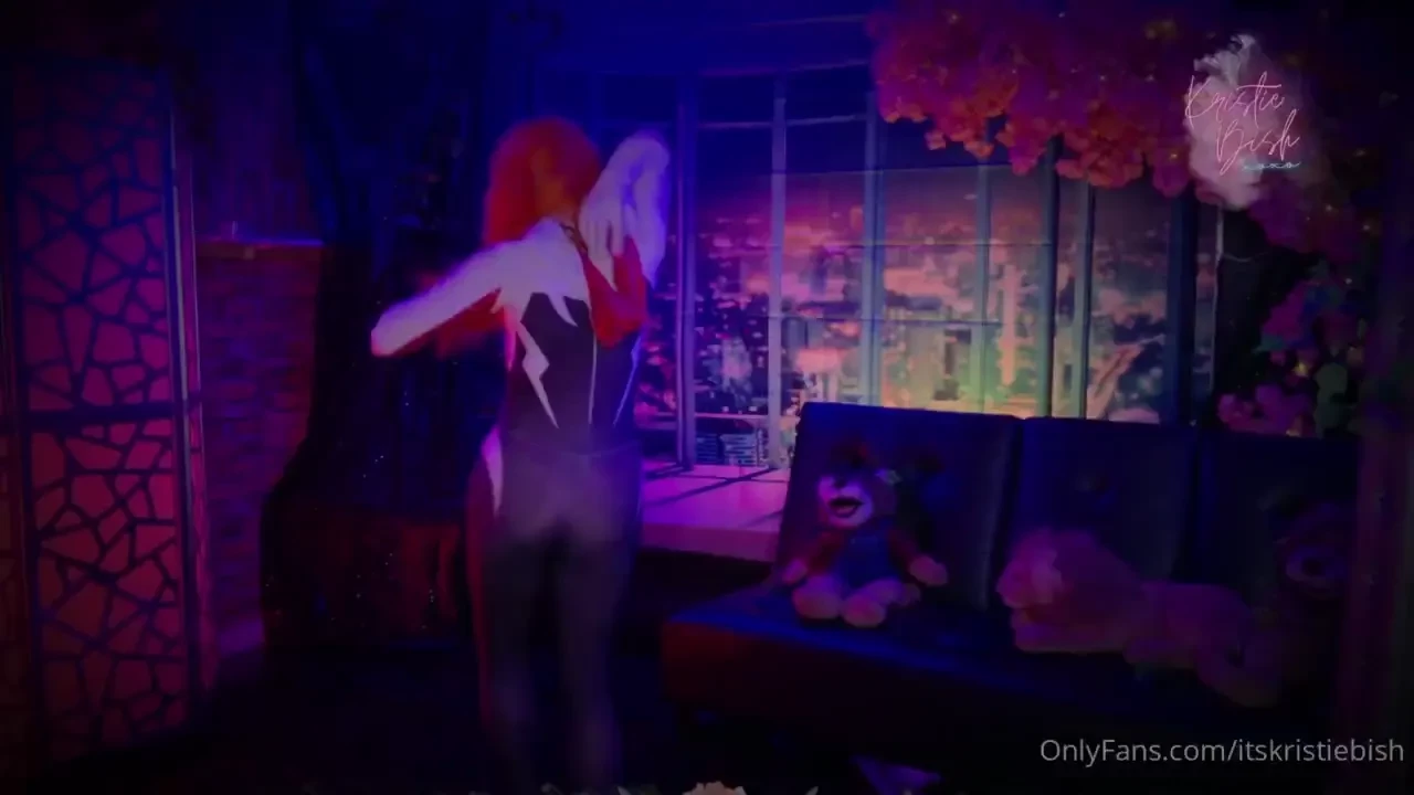 Spider gwen is hot but you know who is hotter 