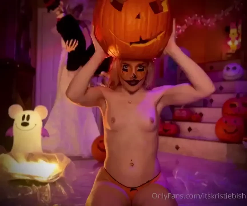 I m kristie the pumpkin queen bow down to me 
