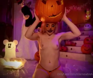 I m kristie the pumpkin queen bow down to me
