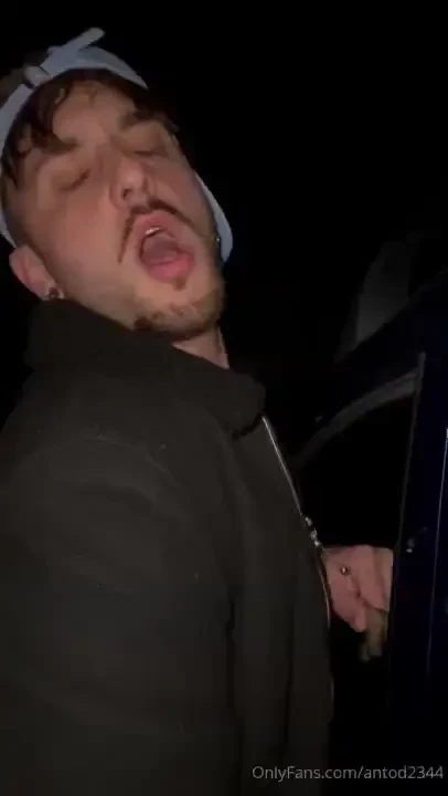 Prima uno poi l altro mi hanno fatto proprio godere come una troia 