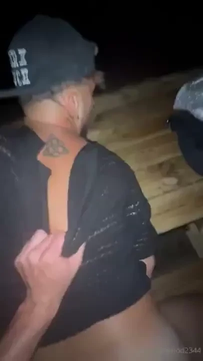 Vado al parco di notte lo incontro e mi mette pecora su una panchina 