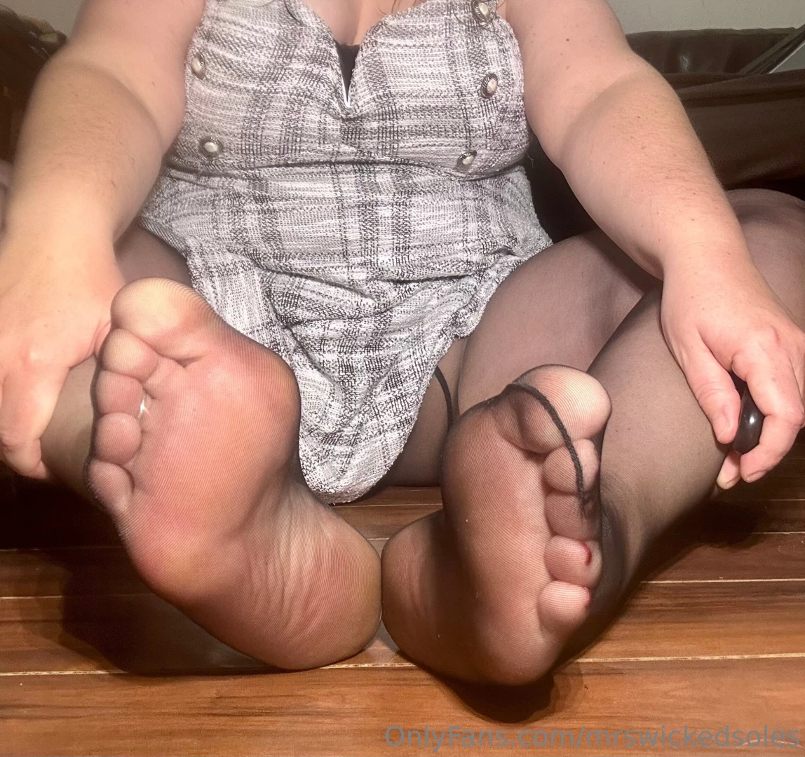 Black pantyhose ass soles and toes 