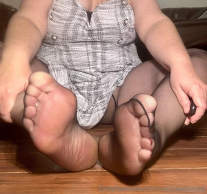 Black pantyhose ass soles and toes