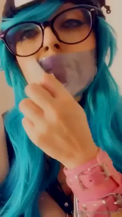 Silver lipstick looks good on me dontcha think 