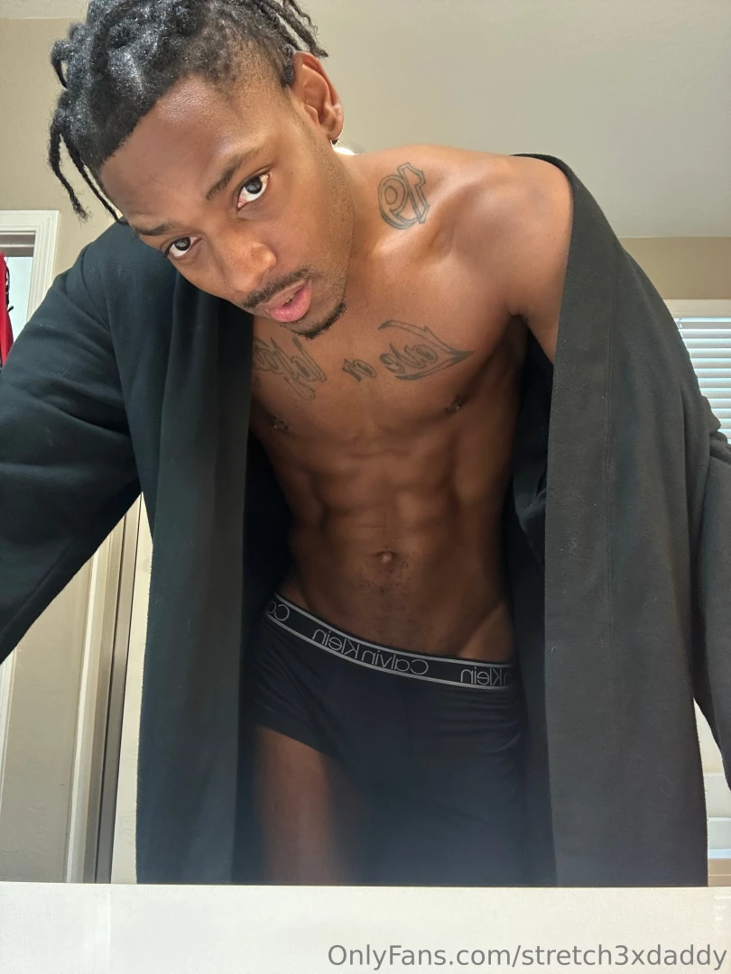 Flexing my v-line or should i take off my boxer instead 