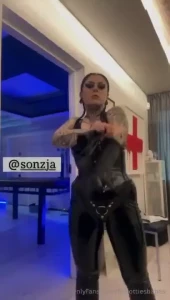 Tatuoitu gootti domina sonzja