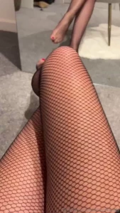 Seeing toes through tights