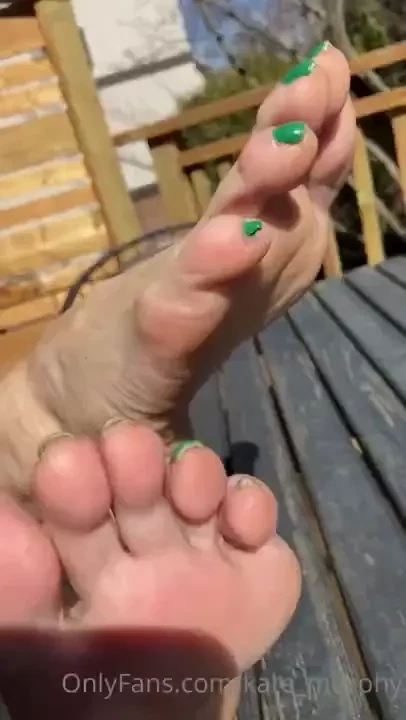 Two minute joi with countdown on my sunny feet message me if you can 