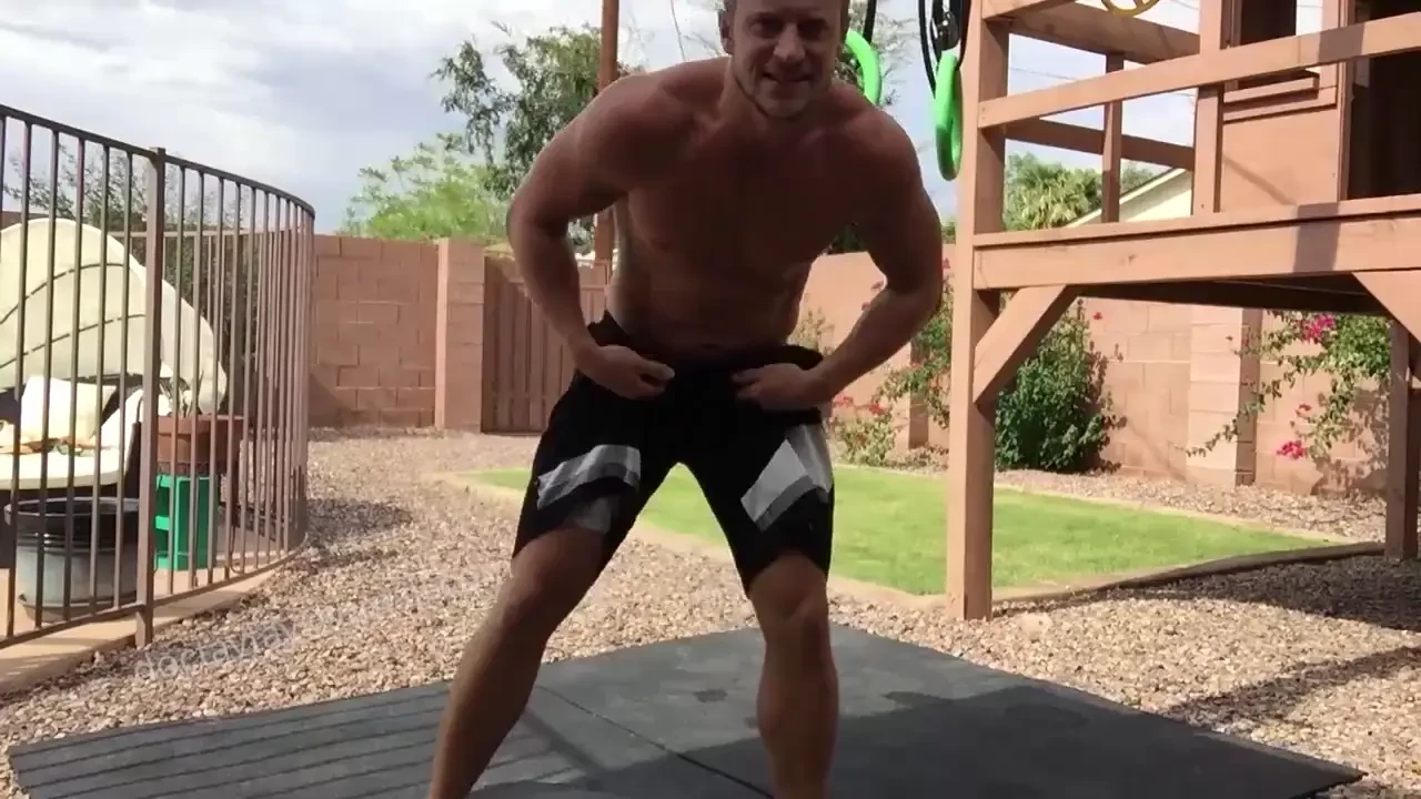 A little taste of a simulated 1-on-1 outdoor wrestling match in white 