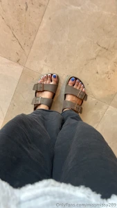 Blue toes neutral nails the winning combo