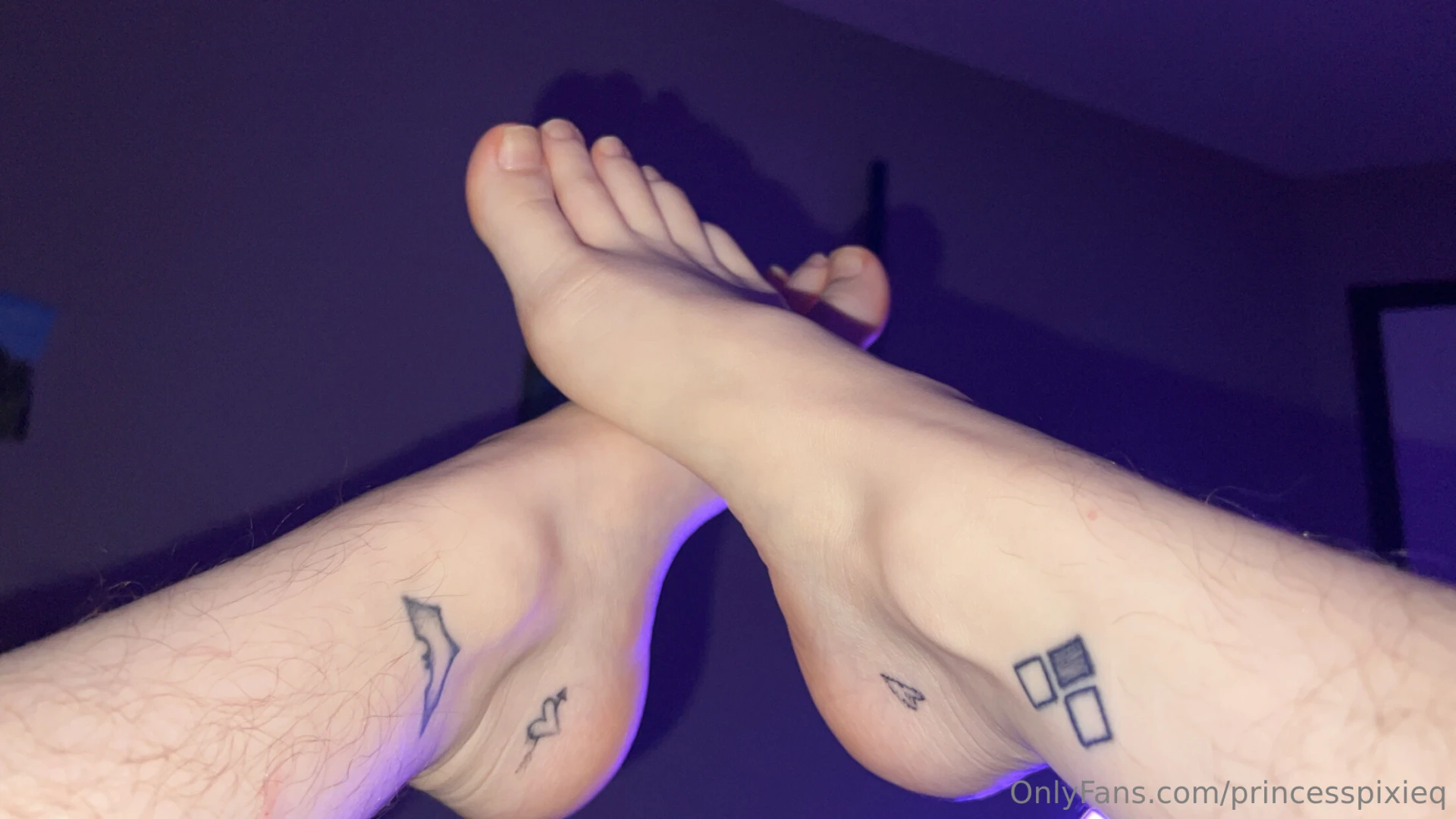 Do i have pretty feet i m curious 