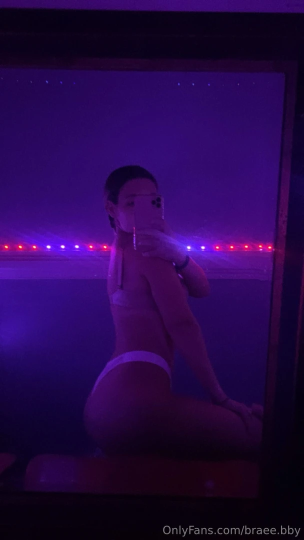 These lights got me hooorny can t stop thinking about having you here 