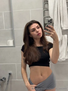 My body says come closer my eyes say don t stop