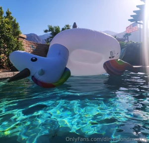 Leave it to a millennial to leave a cryptic image and message on