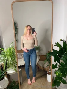 Do you prefer me with or without pants swipe for the without view