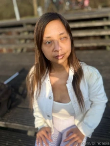 Spazieren und dann auf eine bank entspannen