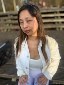 Spazieren und dann auf eine bank entspannen part 1