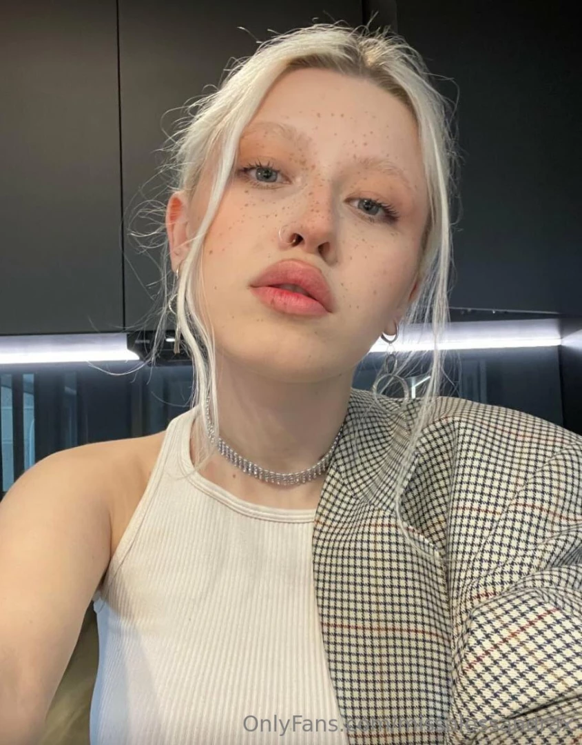 A naughty girl woodsnaomifree wants to play with your cock if you want part 554 