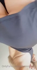 Do you like to look under my skirt te gusta mirar debajo de mi falda o