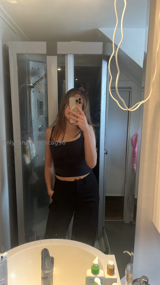 Everyone who contributes gets a booty pic in their dm s just a girl 