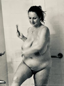 Hi guys me shaving my legs and struggling with three gigantic balls on