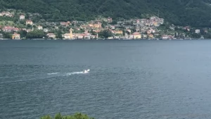 Nella splendida cornice del lago di como in italia - in the beautiful