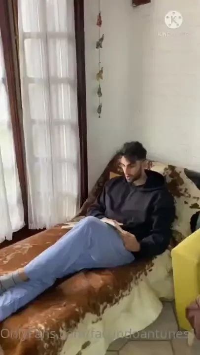 Pasaba horas estudiando para mi examen de historia y ya era hora de 