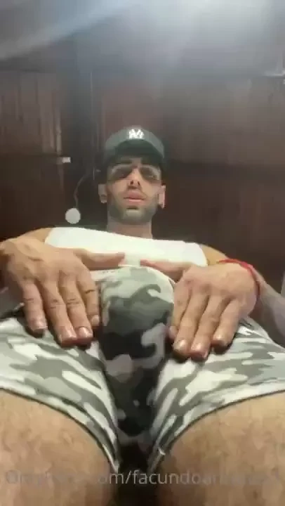 Hey qu tal se me ve la verga de all abajo mira que una de mis poses 