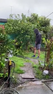 La lluvia me ten a aburrido as que fui a la casa de mis t os y me