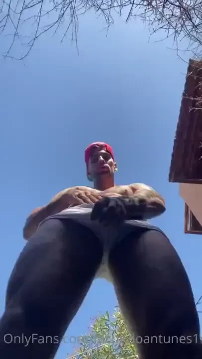 Apa que haces ah abajo se te ve muy bien acostado todo desnudo queres 