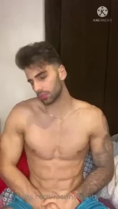 2am y yo muy caliente necesitaba saciar mis ganas de sacar la lechita