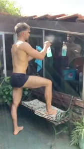 Odio que me manden a limpiar los vidrios de la casa pero con el calor