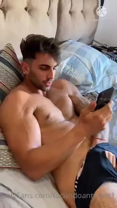 Mi amigo me encuentra pajeandome y se me acerca a verme bien de al 