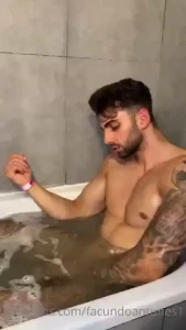 Estaba relaj ndome en la ba era jugando con mi verga cuando mi amigo