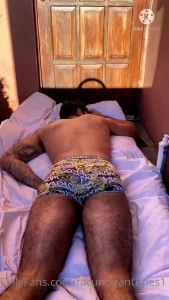 Acostado al sol mira como me pongo cachondo y comienzo a jugar con mi