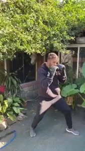 No puede ir al gimnasio as que vine a hacer boxeo en mi casa el sol