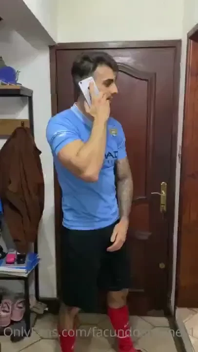 Me estaba yendo a jugar al f tbol 5 cuando mi amigo me llama diciendo 