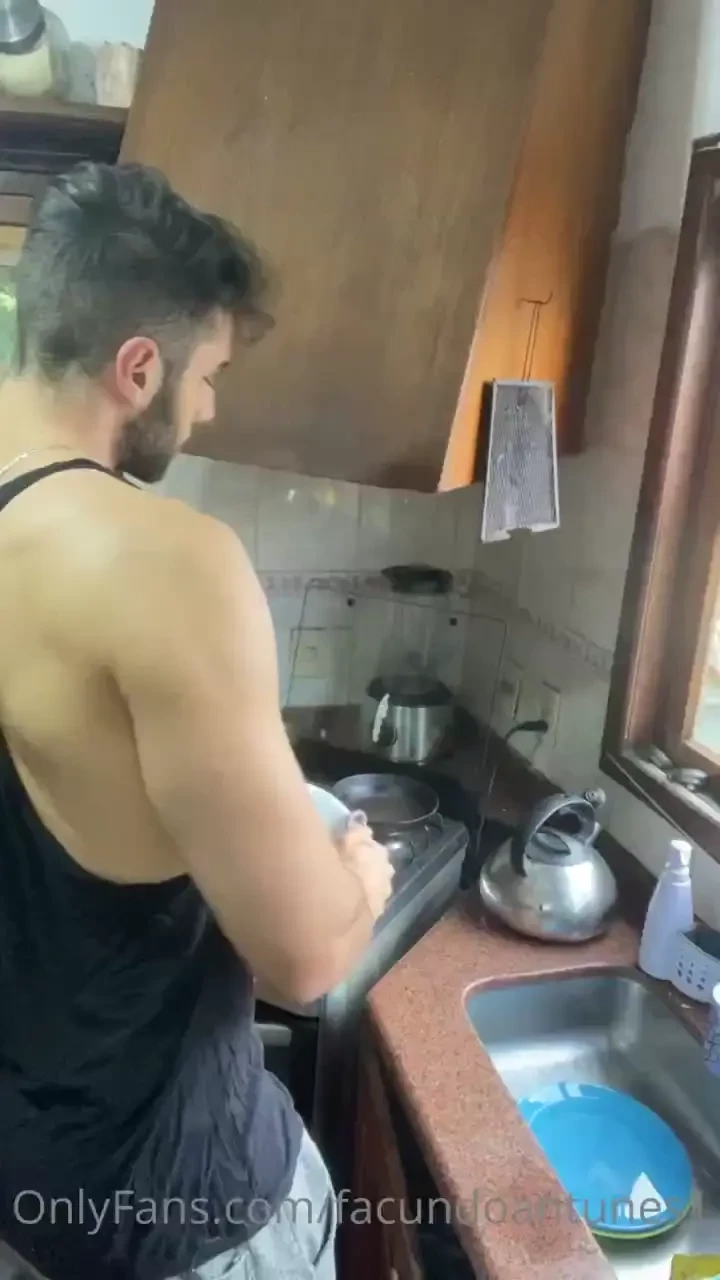 Estaba limpiando los platos cuando comienzo a escuchar la multa y a 