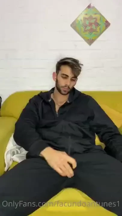 Estaba solo en mi casa as que empec a jugar con mi verga mientras mis 