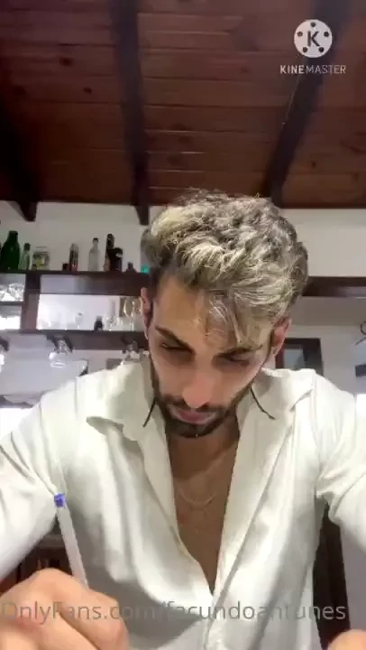 El profesor estaba corrigiendo los ex menes de mis alumnos cuando veo 